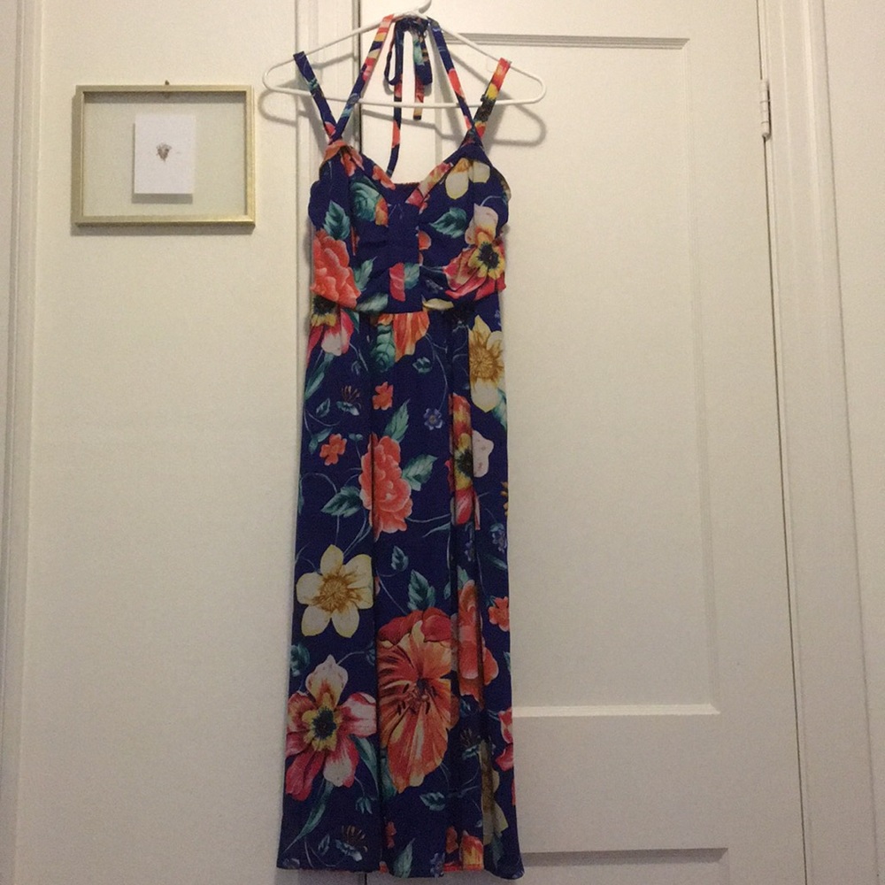Super pretty floral print midi dress with pockets!
